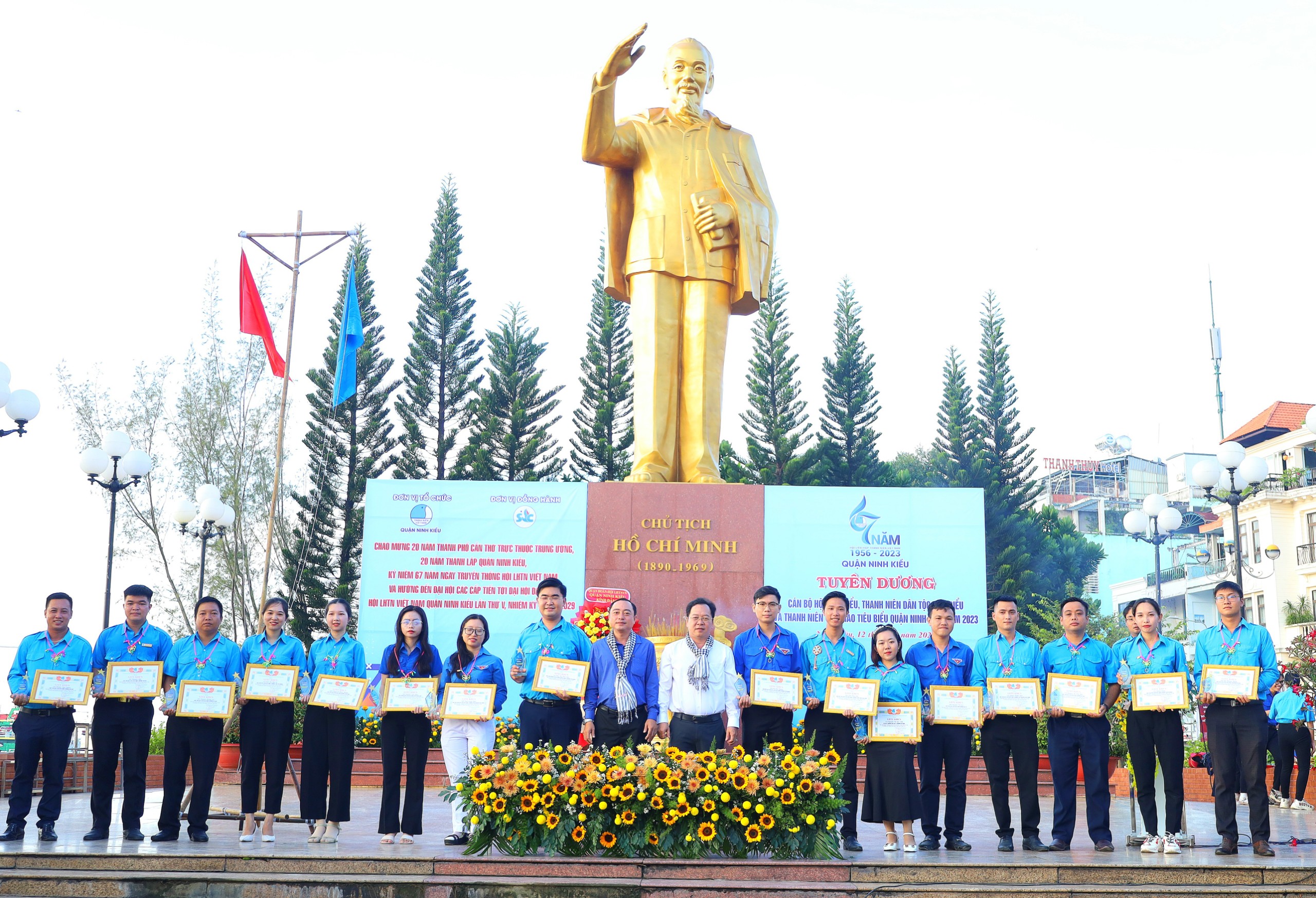 Ông Nguyễn Ngọc Ánh - Phó Chủ tịch thường trực UBND quận Ninh Kiều và ông Mai Xuân Bình - Phó Chủ tịch HĐND quận Ninh Kiều tuyên dương các cá nhân đạt danh hiệu “Gương cán bộ Hội tiêu biểu” trong công tác Hội và phong trào thanh niên.