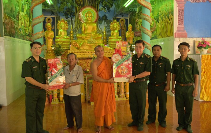 Đại tá Huỳnh Văn Đông trao quà cho trụ trì chùa và người có uy tín tại chùa chùa Mũi Nai, phường Pháo Đài, TP Hà Tiên.