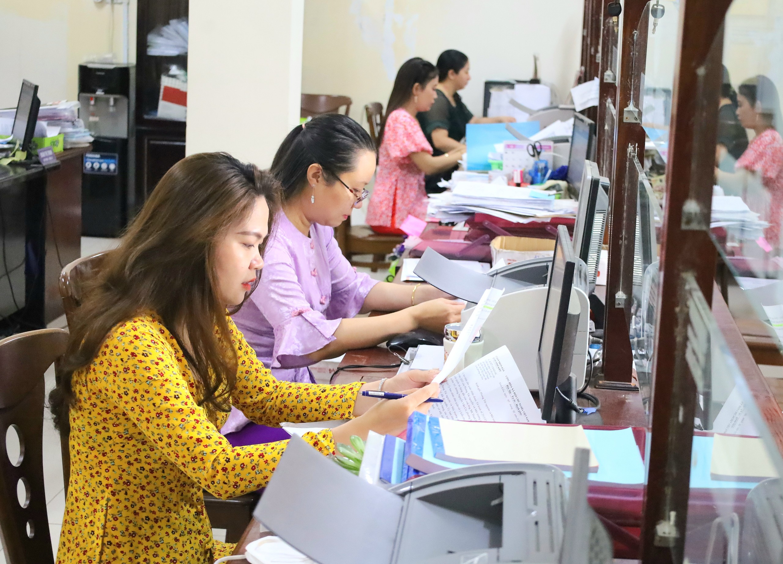 Chị em cán bộ UBND phường An Hòa, quận Ninh Kiều mặc trang phục áo bà ba vừa làm cho hình ảnh mới lạ, vừa tôn lên vẻ đẹp dịu dàng của các công chức, cán bộ nữ, vừa tạo thêm sự bình dị, gần gũi, đỡ áp lực trong công tác tiếp đón người dân nơi đây.