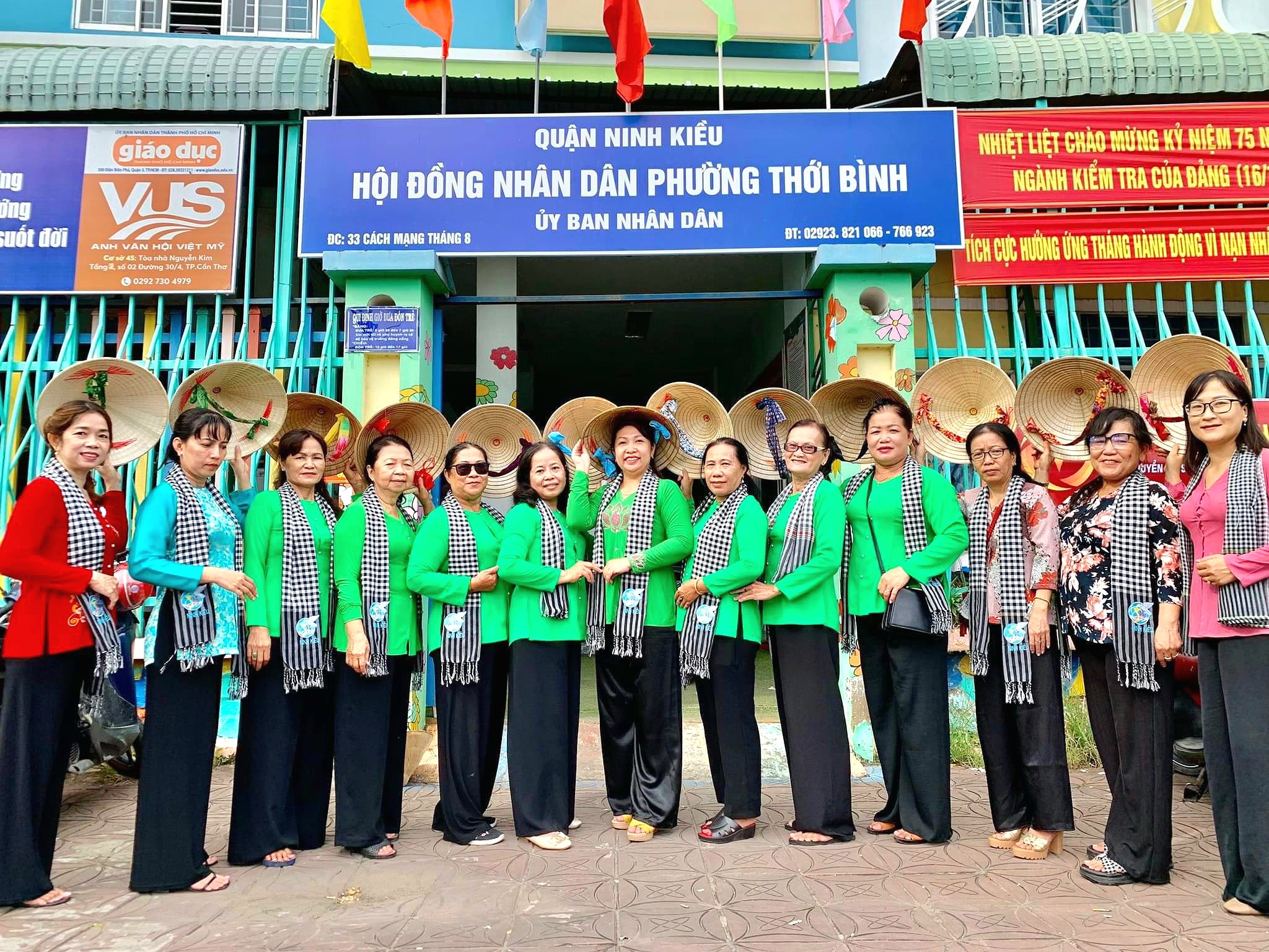 Chị em cán bộ UBND phường Thới Bình, quận Ninh Kiều mặc trang phục áo bà ba.