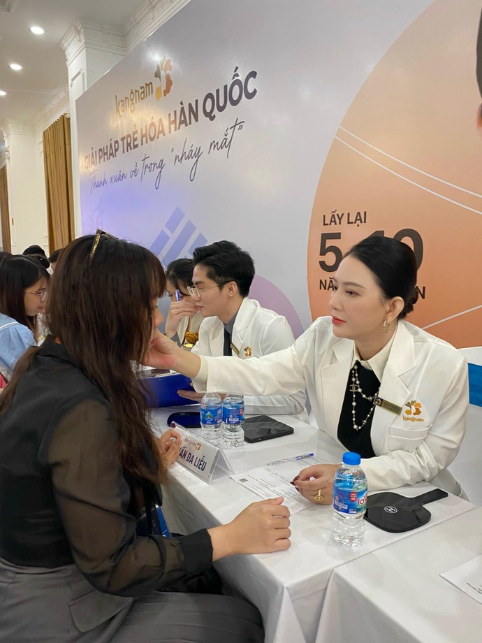 Đông đảo các khách hàng đến tư vấn và sử dụng dịch vụ tại Kangnam Cần Thơ vào ngày đầu khai trương.