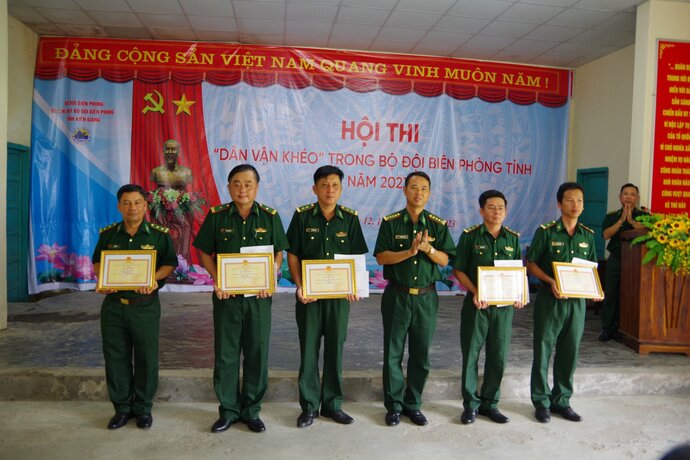 Đại tá Doãn Đình Tránh, phó Chính ủy Bộ đội Biên phòng tỉnh Kiên Giang, trưởng ban tổ chức hội thi trao giải cho các đội có thành tích cao trong hội thi.