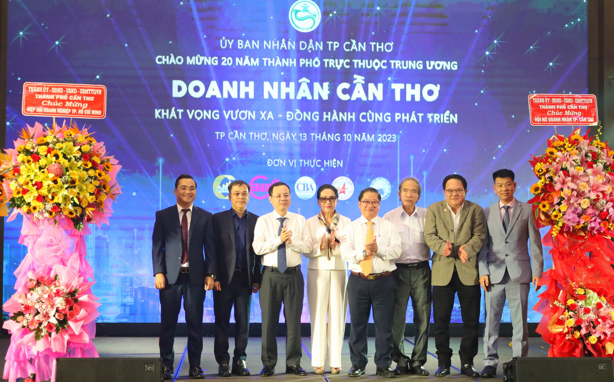 Ông Nguyễn Văn Hiếu - Ủy viên dự khuyết BCH Trung ương Đảng, Bí thư Thành ủy Cần Thơ và ông Trần Việt Trường – Phó Bí thư Thành ủy, Chủ tịch UBND TP. Cần Thơ tặng hoa chúc mừng Hội Nữ Doanh nhân, Hiệp hội Thủy sản, Hiệp hội Bất động sản, Hội Doanh nhân trẻ và Hiệp hội doanh nghiệp.