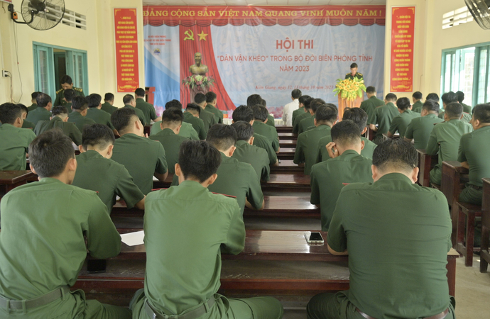 Đại tá Huỳnh Văn Đông, Bí thư Đảng ủy, Chính ủy Bộ đội Biên phòng tỉnh Kiên Giang, phát biểu khai mạc hội thi.