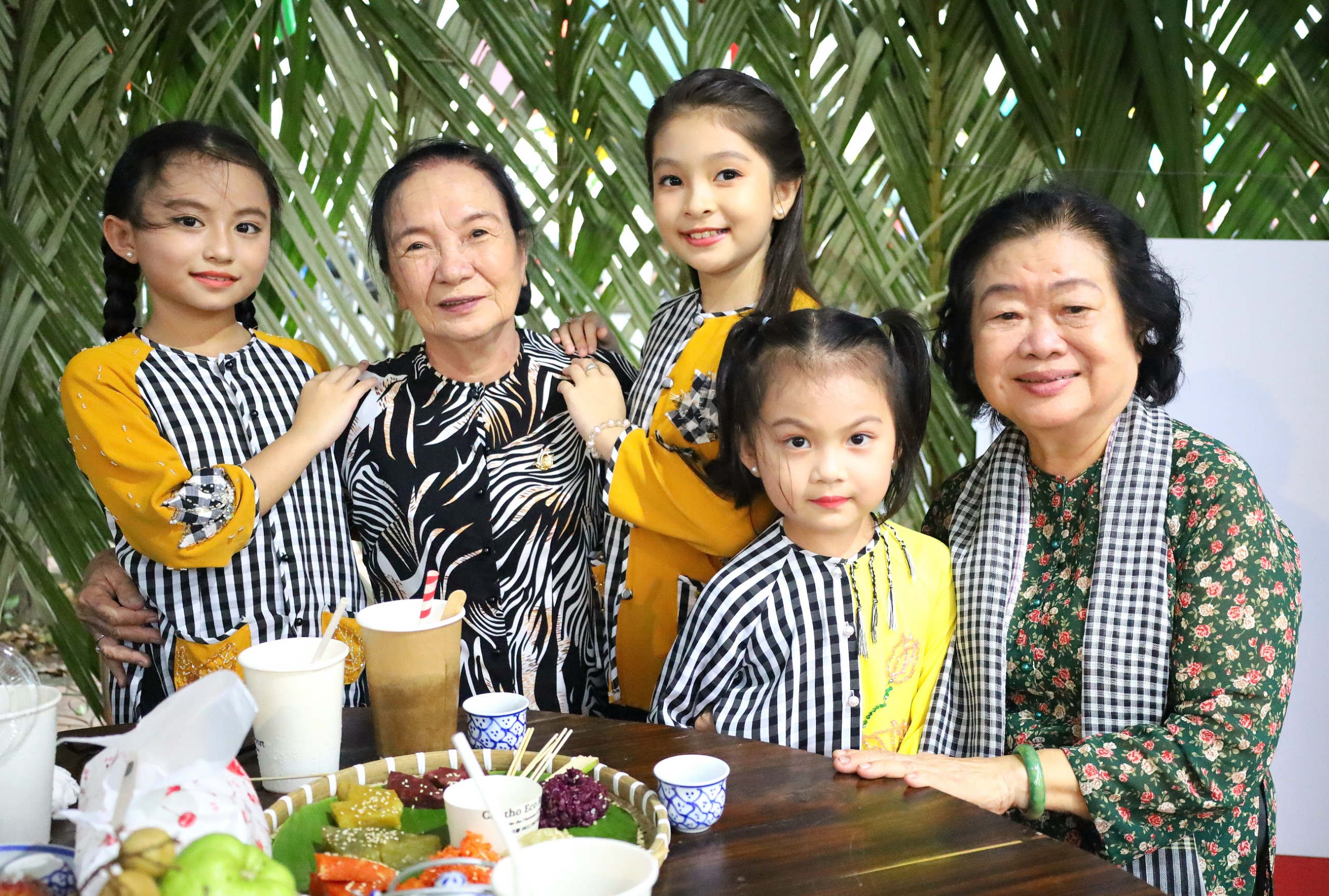 Bà Trương Mỹ Hoa - Nguyên Phó Chủ tịch nước (bìa phải) chụp hình lưu niệm cùng các cháu thiếu nhi trong trang phục áo bà ba.