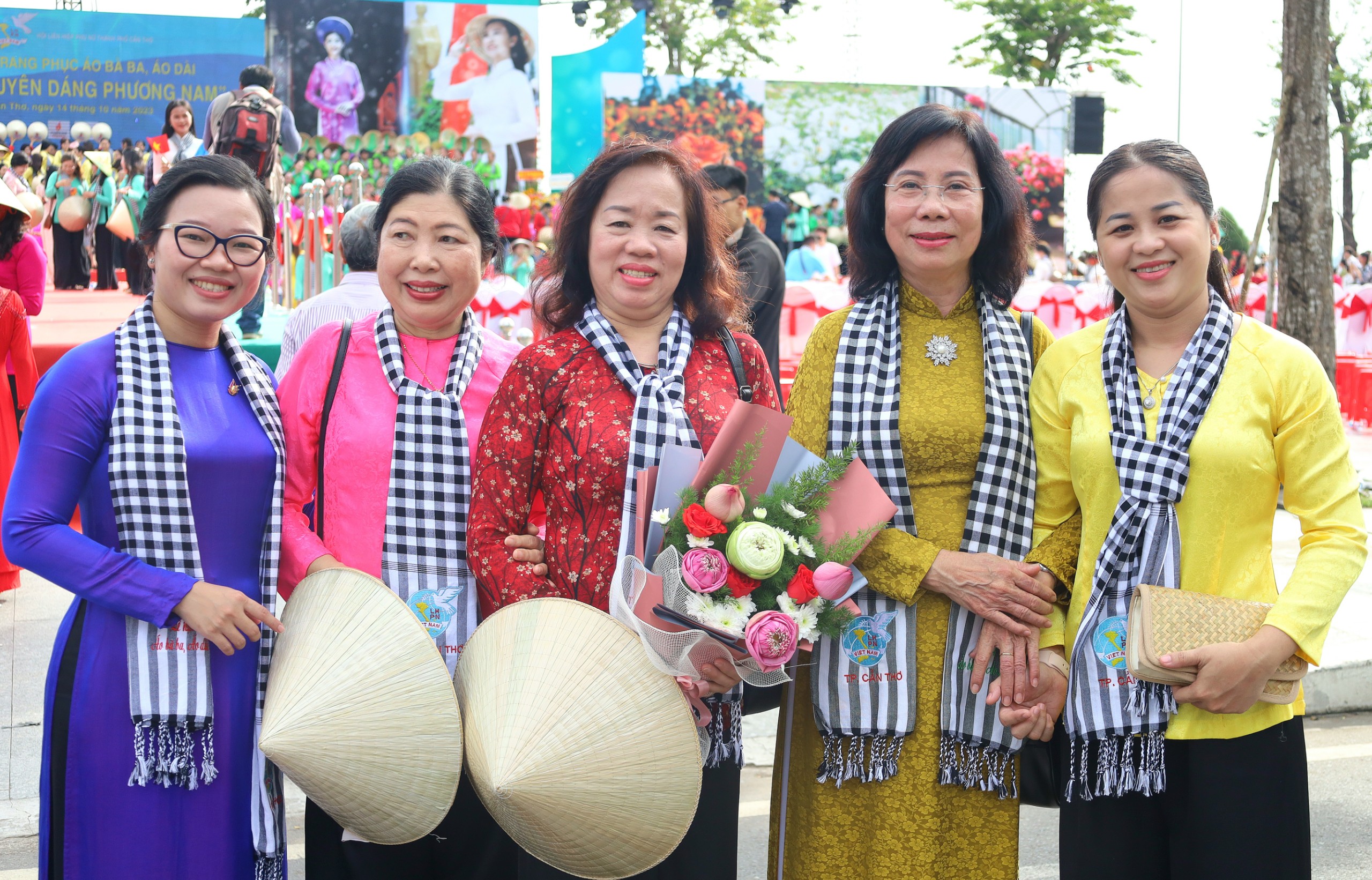 Các nguyên lãnh đạo và lãnh đạo nữ trong trang phục áo bà ba và áo dài hưởng ứng chương trình.