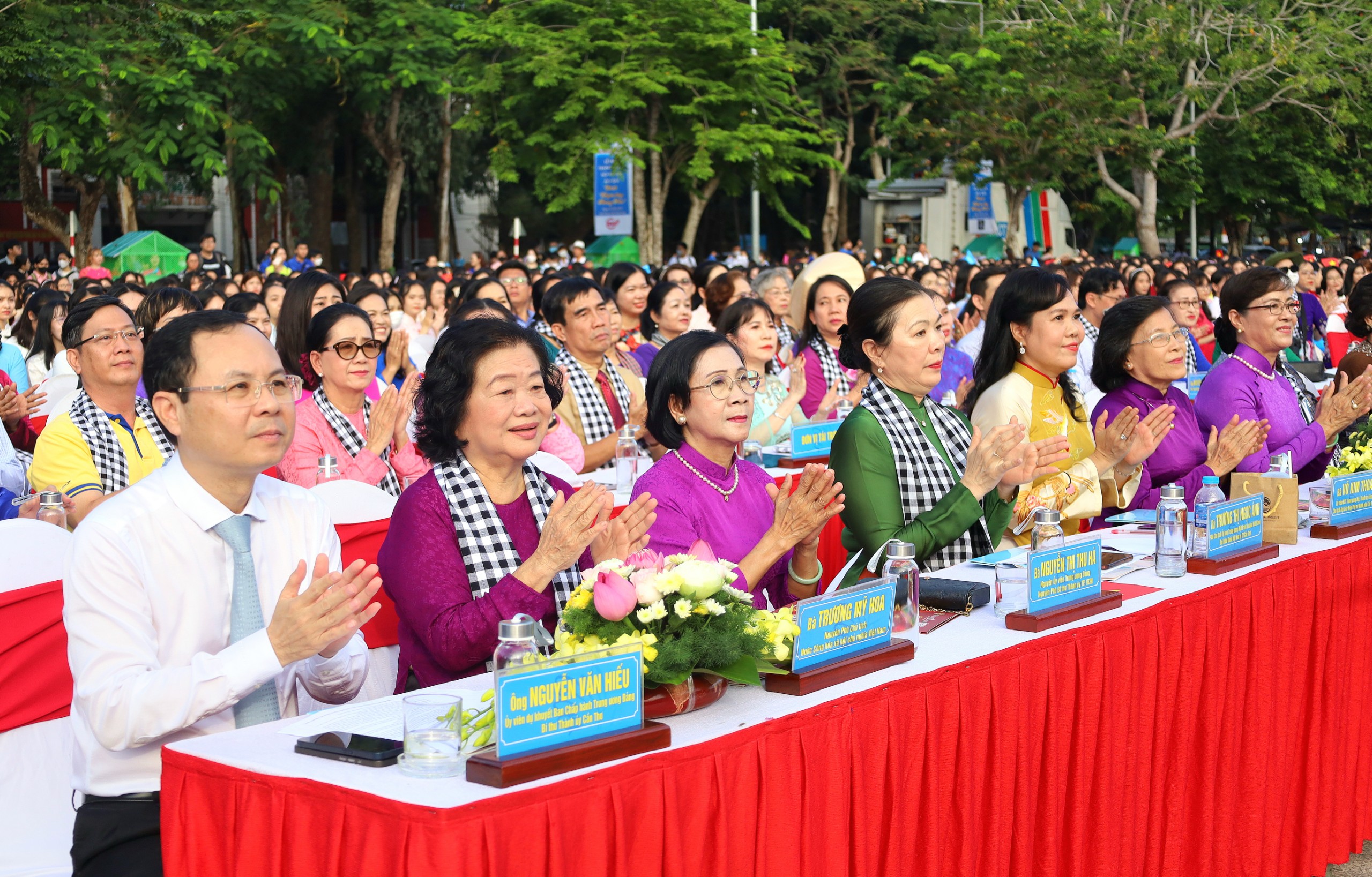 Các nguyên lãnh đạo và lãnh đạo trung ương, địa phương tham dự chương trình.