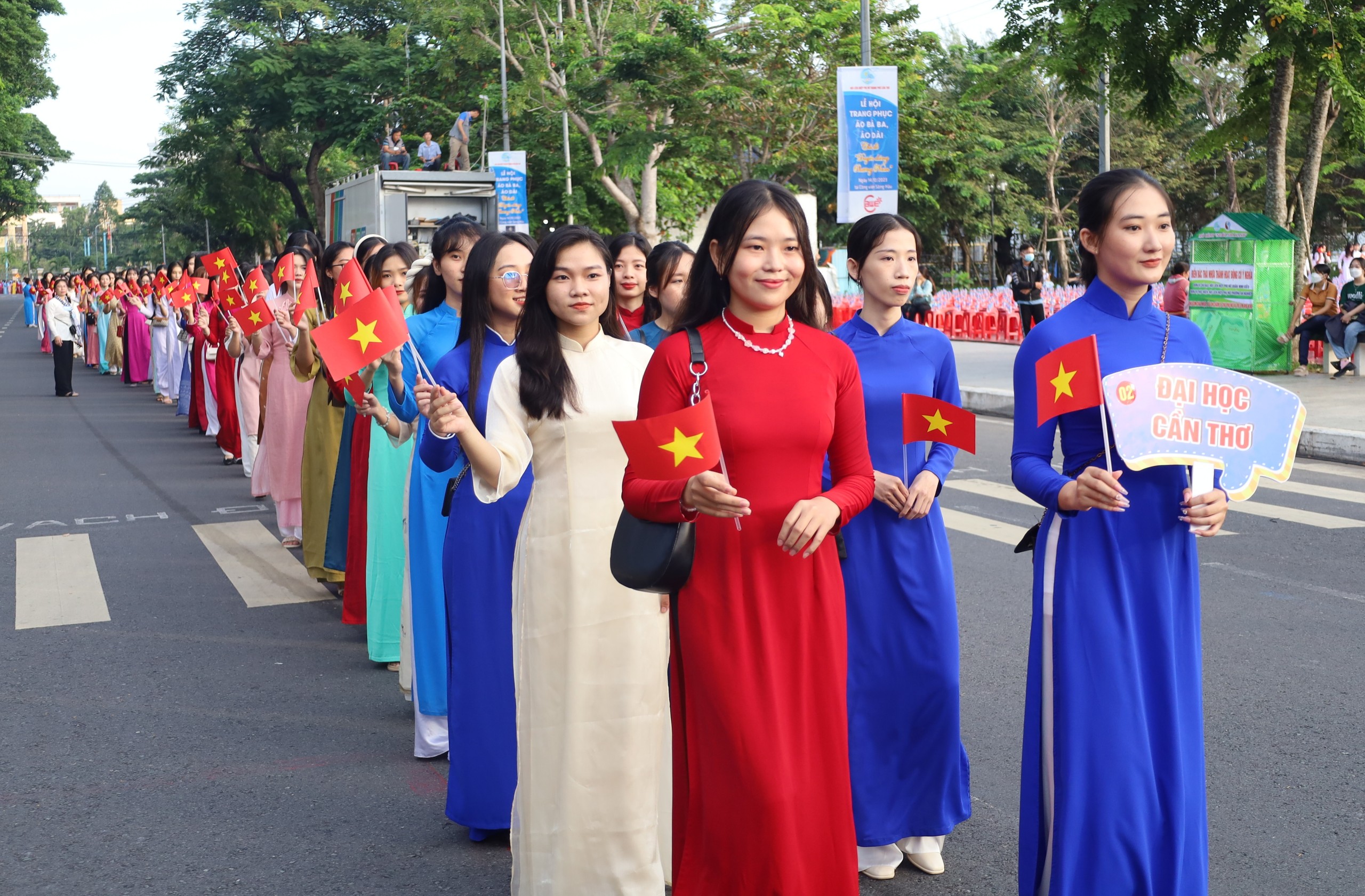 Những tà áo dài thướt tha bay trong gió lại được kết hợp với Cờ Nước và Cờ Hội, tạo nên bức tranh đa sắc màu về hình ảnh chiếc áo dài - một biểu tượng trong văn hóa của dân tộc Việt Nam.