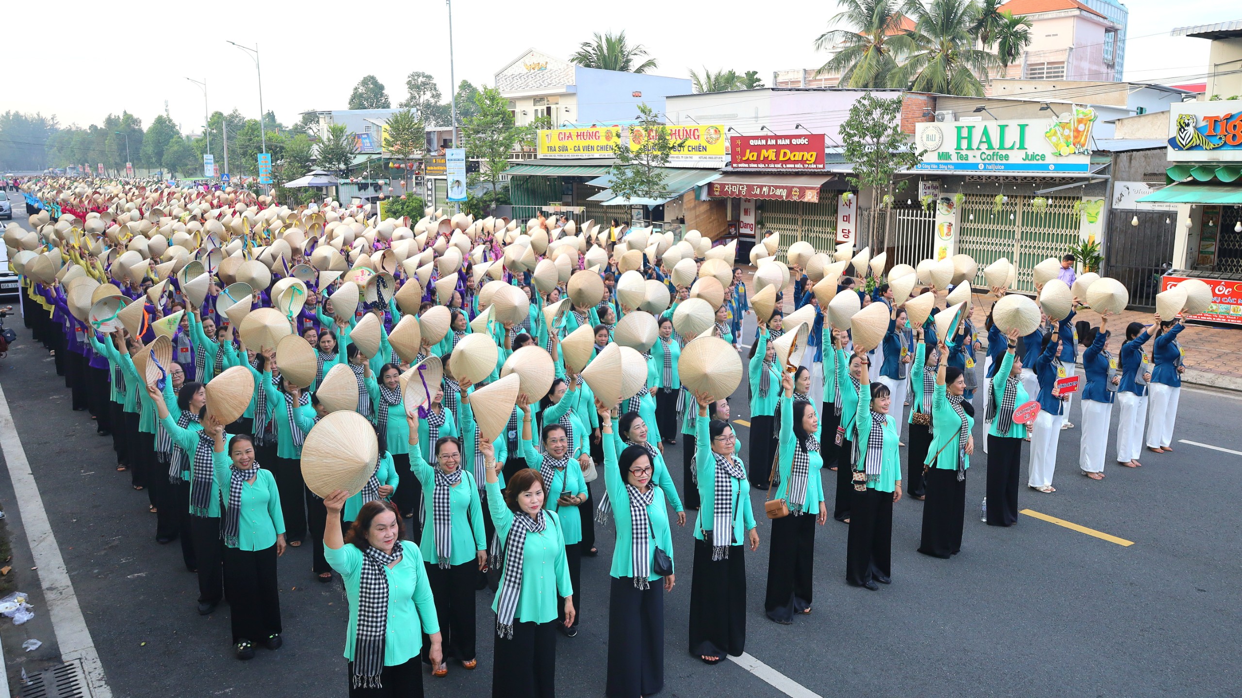 Lễ hội trang phục Áo bà ba, áo dài với chủ đề “Duyên dáng phương Nam” với quy mô 5.000 lực lượng phụ nữ tham gia diễu hành và trình diễn nghệ thuật.