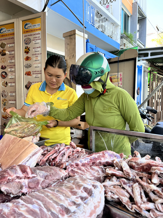 Khách hàng sẽ được hỗ trợ tư vấn tận tình, chu đáo khi đến mua hàng tại các cơ sở của Thuận Tường Food.
