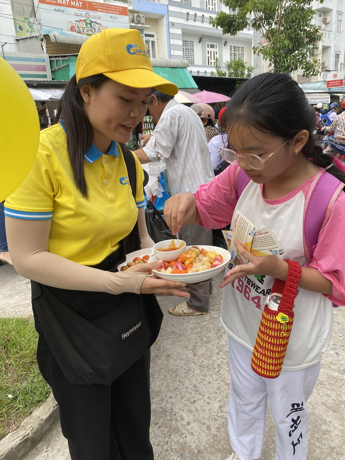 Chương trình Sampling - Dùng thử miễn phí tại Thuận Tường Food được diễn ra thường xuyên, thu hút khách hàng thưởng thức các sản phẩm được bán trực tiếp tại cửa hàng.