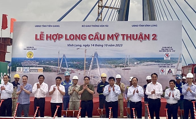 Thủ tướng Phạm Minh Chính cùng các đại biểu tại lễ hợp long cầu Mỹ Thuận 2.