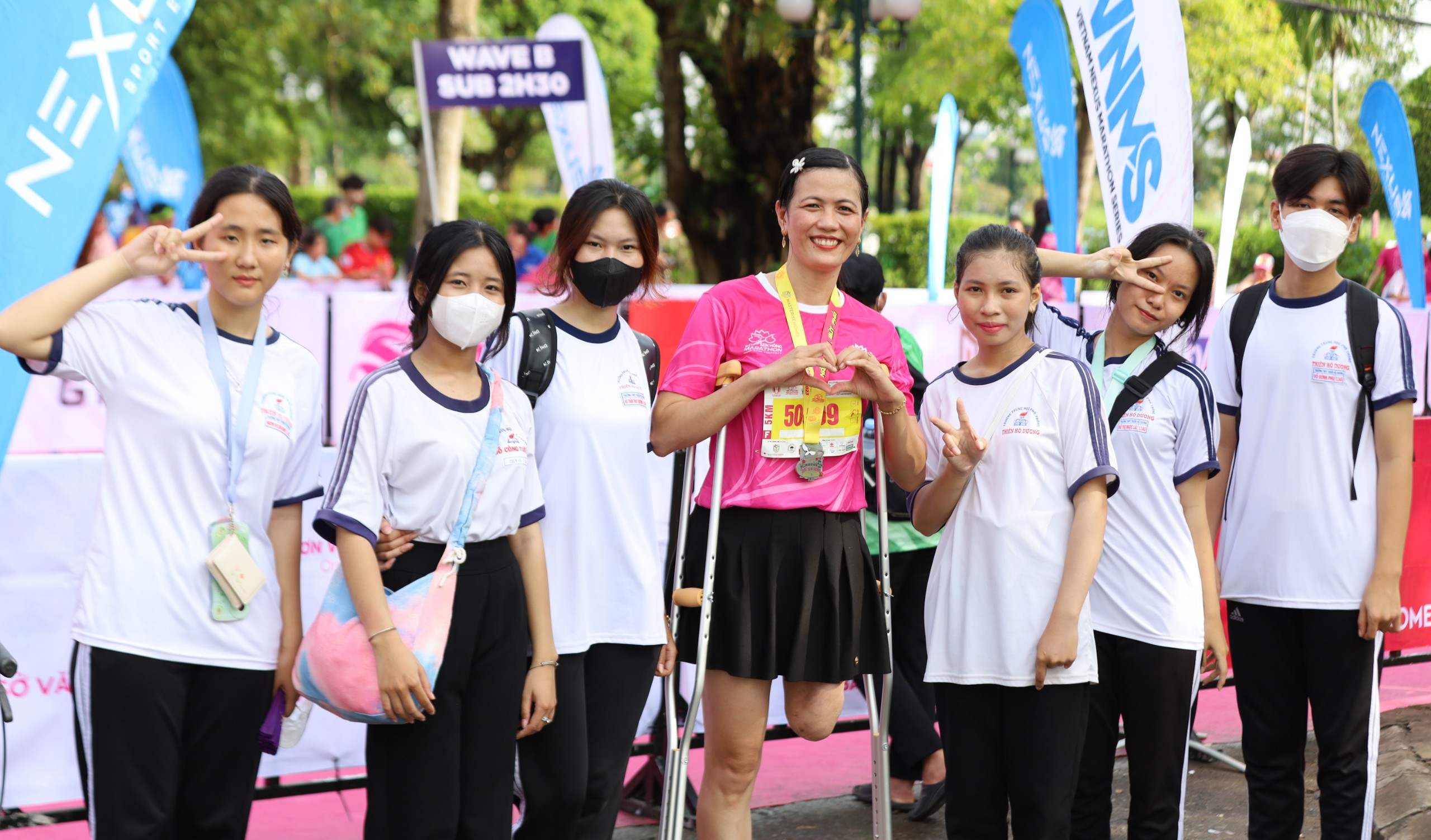 Các em học sinh đến cổ vũ cho cô Nguyễn Thị Minh Tâm - Giáo viên Trường THPT Thiên Hộ Dương, TP. Cao Lãnh tham gia cự ly 5km.