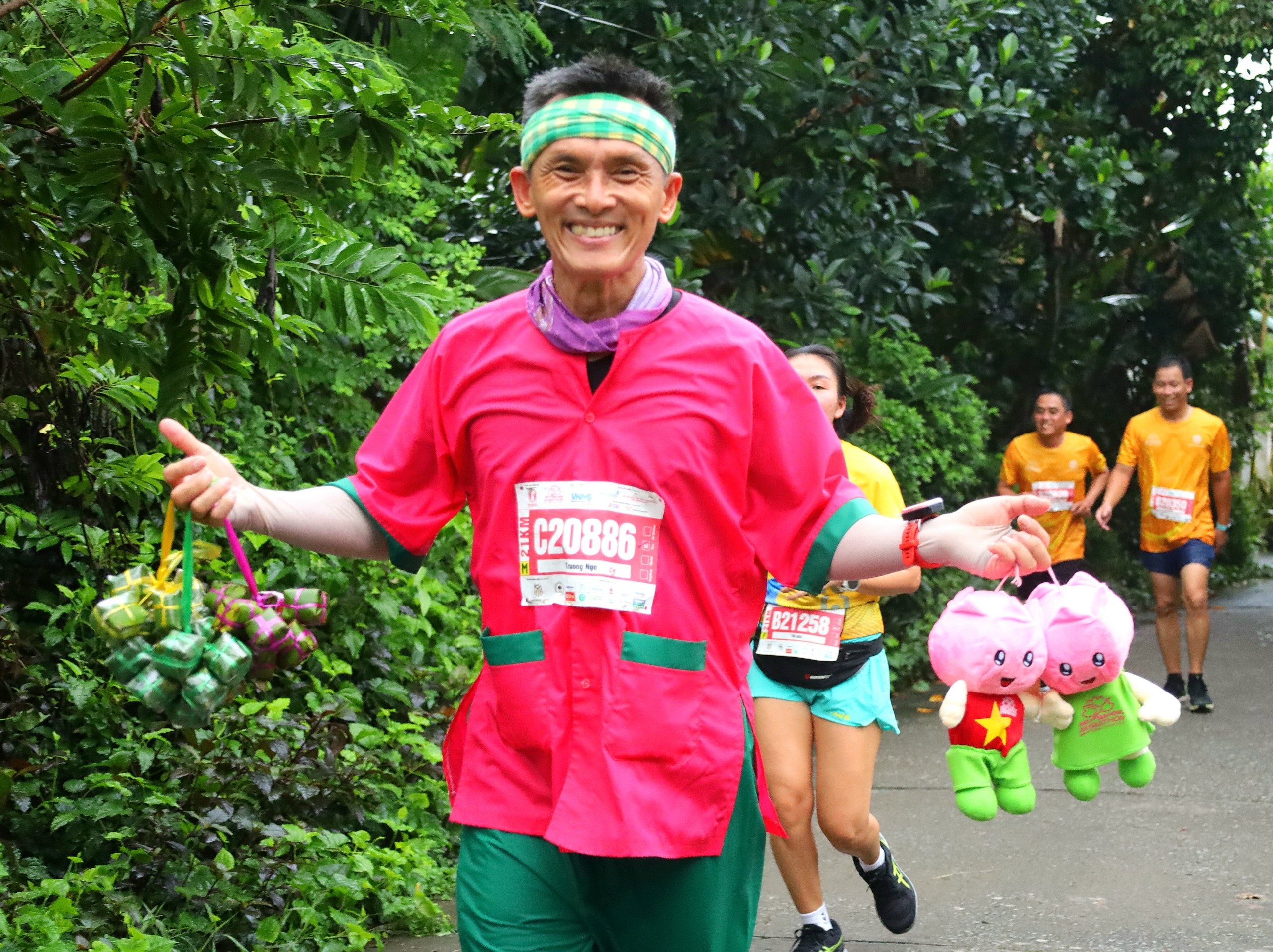 Anh Ngô Văn Trường - CLB Long An Runners với trang phục chạy mang hình ảnh giới thiệu mãnh đất Sen hồng Đồng Tháp.