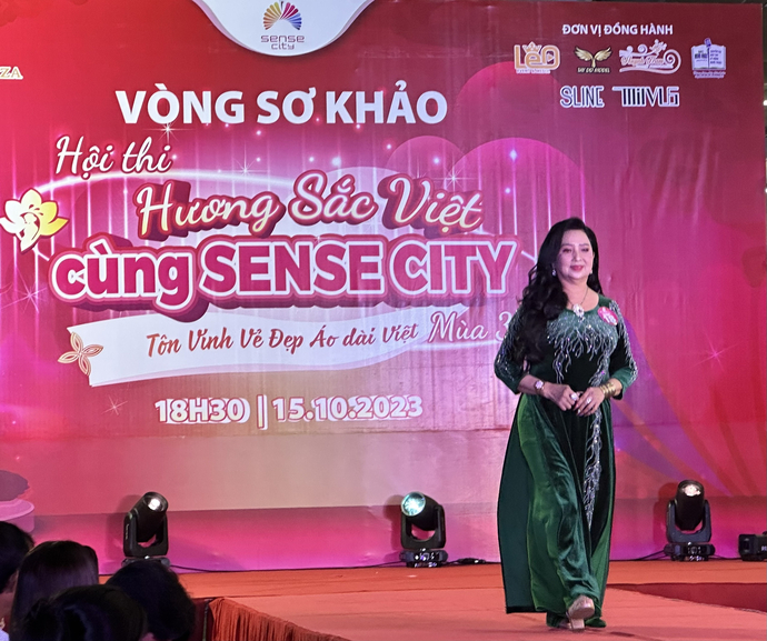 Thí sinh đủ mọi lứa tuổi tham gia Hương Sắc Việt cùng Sense City mùa 3 dịu dàng, duyên dáng, thướt tha trong tà áo dài tự tin sải bước trên thảm đỏ.