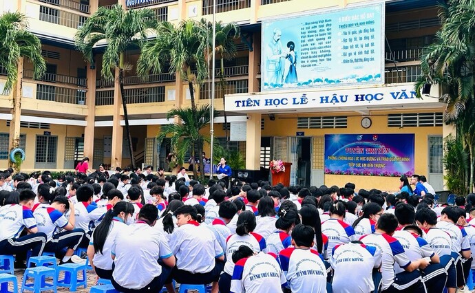 Các thầy cô giáo và đông đảo các em học sinh trong nhà trường tham dự.