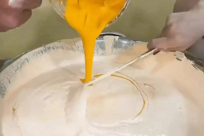 Loại kem trộn sử dụng trứng được chủ nhân video quảng cáo có khả năng làm trắng da cực mạnh (Ảnh: Cắt từ video)