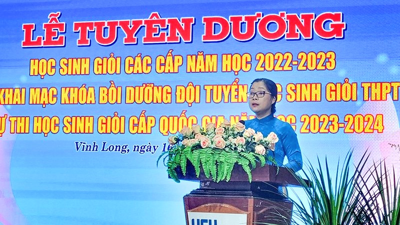 Bà Nguyễn Thị Quyên Thanh - Phó Chủ tịch UBND tỉnh Vĩnh Long phát biểu tại buổi lễ. Ảnh: Quang Trường.