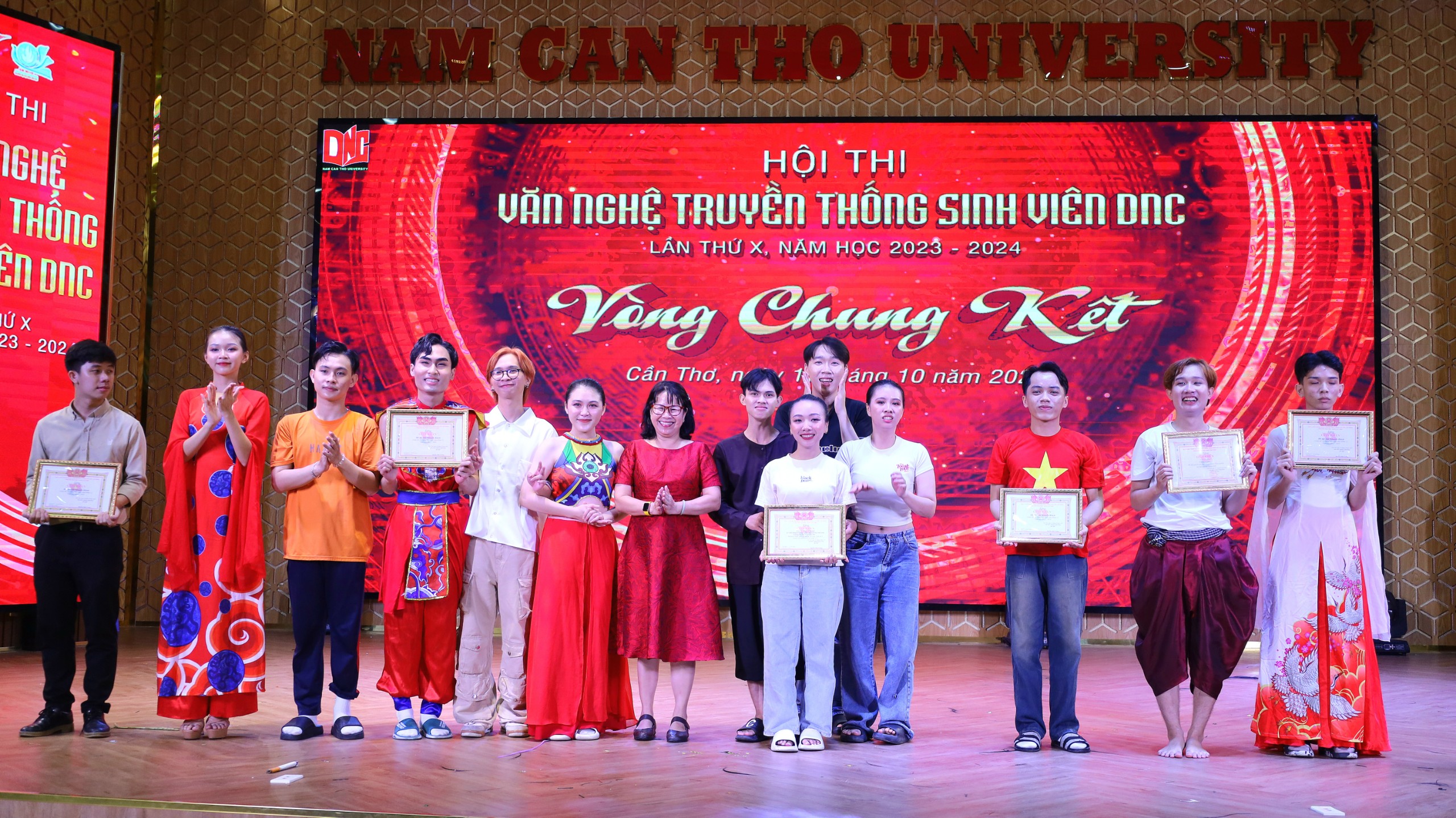 Ban tổ chức trao giải thưởng cho các tiết mục đạt giải.
