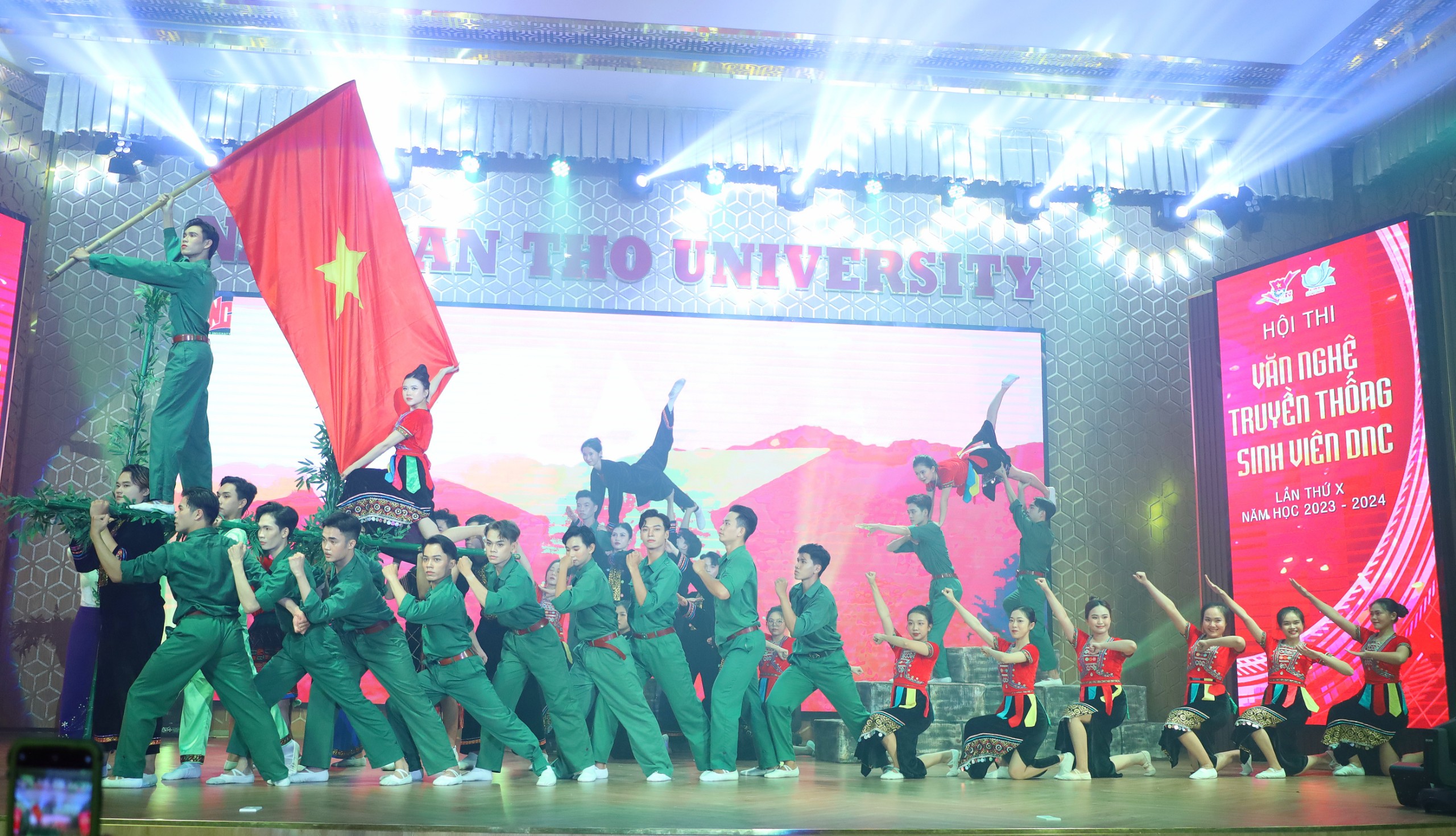 Hơn 1000 sinh viên tham gia Hội diễn văn nghệ truyền thống Trường Đại học Nam Cần Thơ.