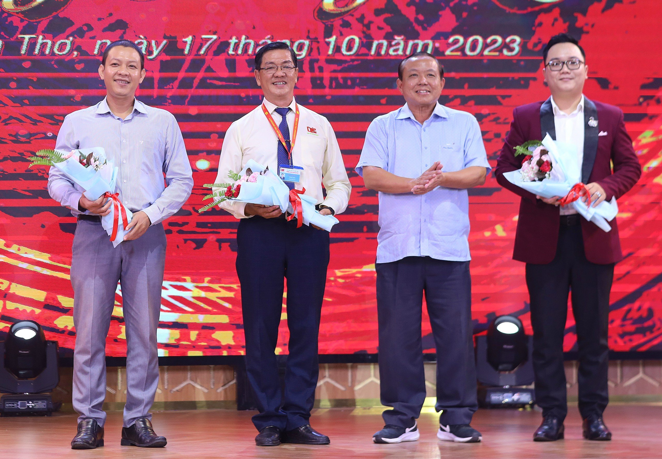 TS.LS Nguyễn Tiến Dũng - Chủ tịch Hội đồng Trường Đại học Nam Cần Thơ trao tặng hoa cho ban giám khảo.