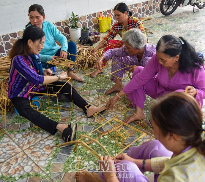 Lớp dạy nghề đan lục bình cho phụ nữ tại thị trấn Thới Bình (do Hội Người khuyết tật huyện Thới Bình tổ chức, tháng 8/2023).
