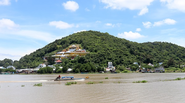 Thắng cảnh núi Tô Châu bên đầm Đông Hồ của thành phố Hà Tiên (Kiên Giang).