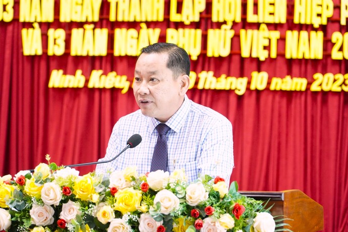 Ông Trần Tiến Dũng - Phó Bí thư Thường trực Quận ủy, Chủ tịch HĐND quận Ninh Kiều phát biểu chúc mừng tại buổi họp mặt, qua đó tuyên dương những kết quả mà các cấp Hội đã đạt được trong năm.