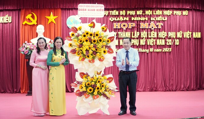 Quận ủy Ninh Kiều gửi hoa chúc mừng kỷ niệm 93 năm ngày thành lập Hội LHPN Việt Nam và 13 năm Ngày phụ nữ Việt Nam 20/10.