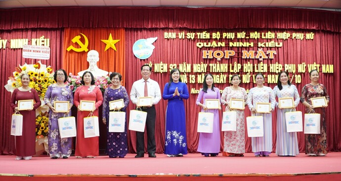 Bà Võ Kim Thoa - Thành ủy viên, Chủ tịch Hội LHPN TP Cần Thơ trao tặng kỷ niệm chương “Vì sự phát triển của Phụ nữ Việt Nam” năm 2023 cho 12 cá nhân tại Quận Ninh Kiều nhằm ghi nhận và tôn vinh những đóng góp của các đồng chí lãnh đạo, cán bộ Hội các cấp vì sự phát triển của phụ nữ.