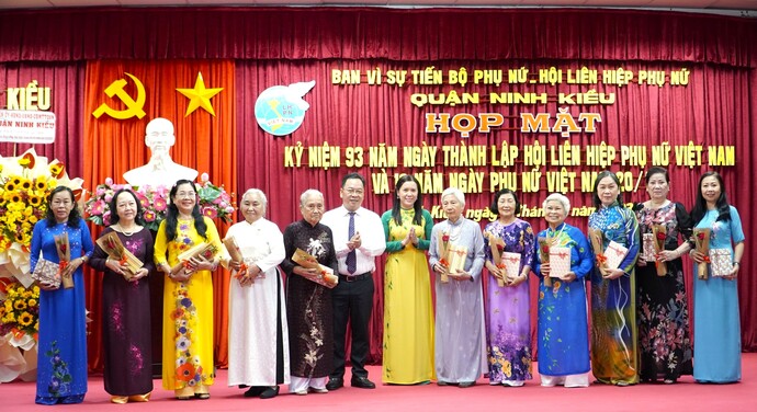 Hội LHPN quận và Ban Vì sự tiến bộ phụ nữ gửi trao những phần quà đến các cô, chị lãnh đạo Hội qua các nhiệm kỳ nhân ngày họp mặt.