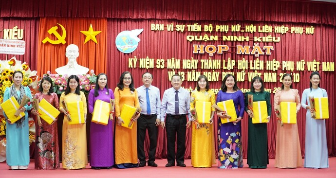 Lãnh đạo quận tặng quà và hoa cho các đại biểu nữ quận Ninh Kiều.