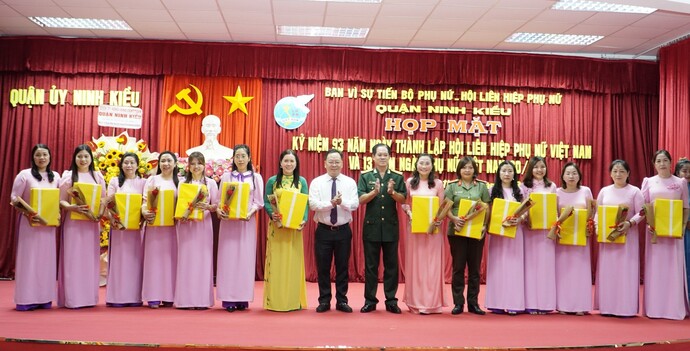 Lãnh đạo các cấp tặng quà và hoa cho Ban Chấp hành và cán bộ Hội quận Ninh Kiều.
