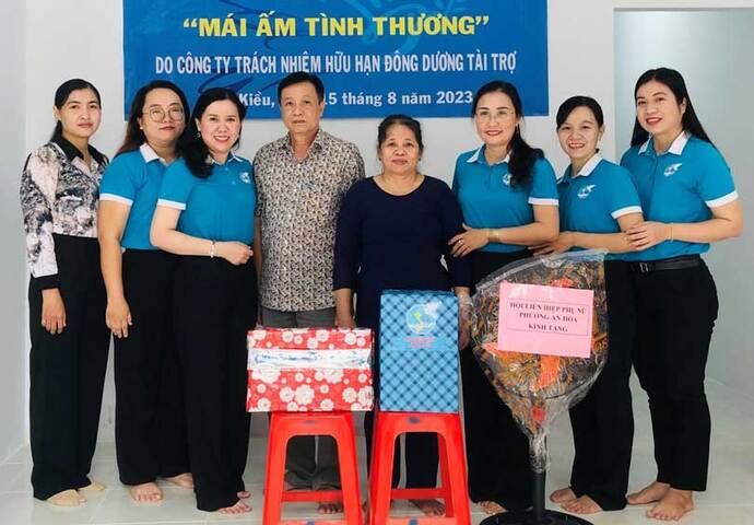 Hội LHPN quận Ninh Kiều phối hợp trao Mái ấm tình thương hộ cô Phạm Thị Ngọc Phương. (Ảnh: Kiều Chinh)