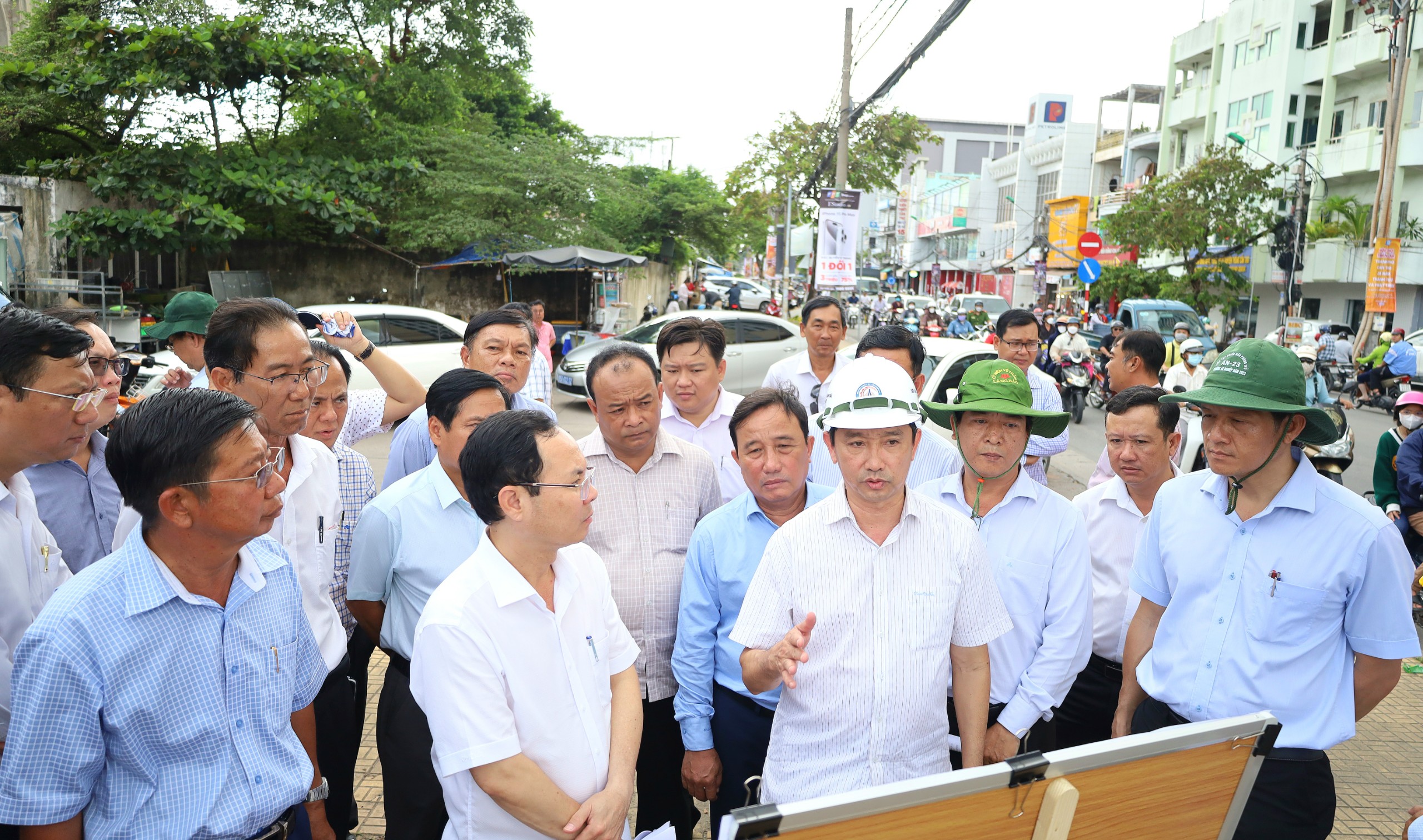 Ông Lê Tiến Dũng - Giám đốc Sở GTVT TP. Cần Thơ báo cáo tình hình dự án Nâng cấp, cải tạo Quốc lộ 91 (đoạn Km0 - Km7).