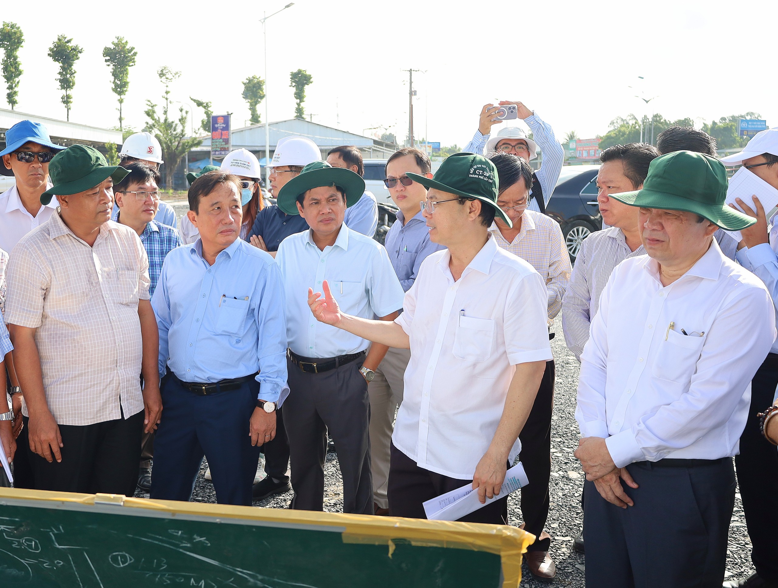 Ông Nguyễn Văn Hiếu - Ủy viên dự khuyết BCH Trung ương Đảng, Bí thư Thành ủy Cần Thơ chỉ đạo trực tiếp tại hiện trường công trình xây dựng cầu Trần Hoàng Na.