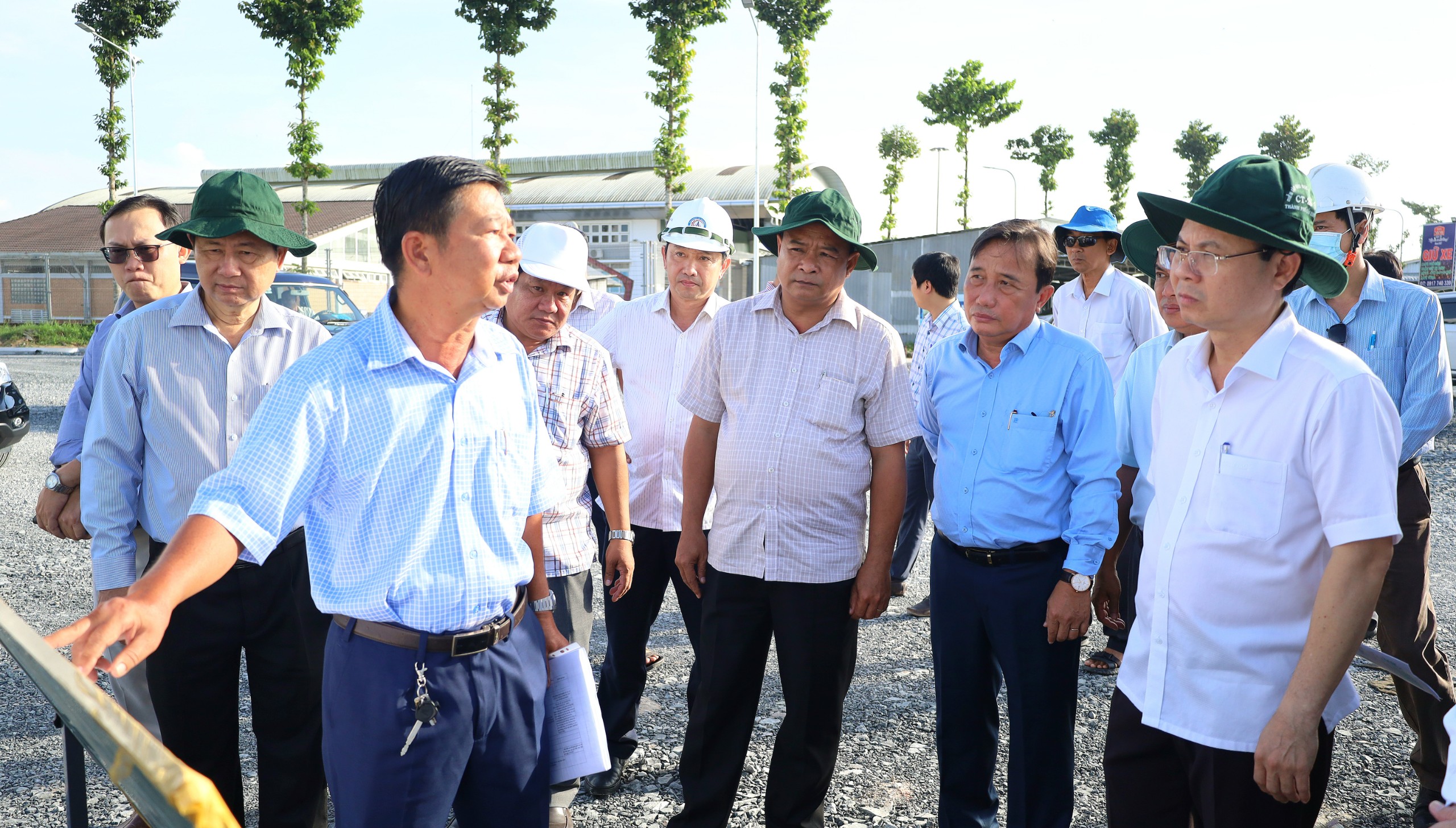 Ông Bùi Thái Thượng - Giám đốc Ban Quản lý Dự án ODA TP. Cần Thơ báo cáo tiến độ gói thầu CT3-PW-2.4 xây dựng cầu Trần Hoàng Na nối liền giữa quận Ninh Kiều và quận Cái Răng.