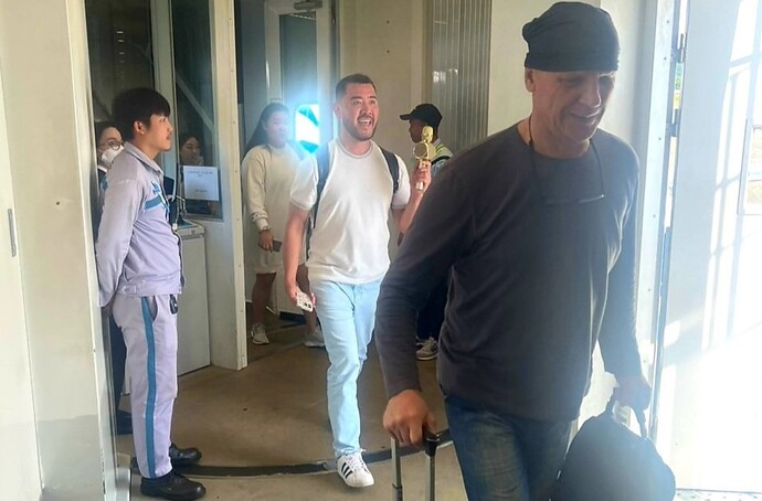 Đoàn du khách Kazahkstan đến sân bay Phú Quốc