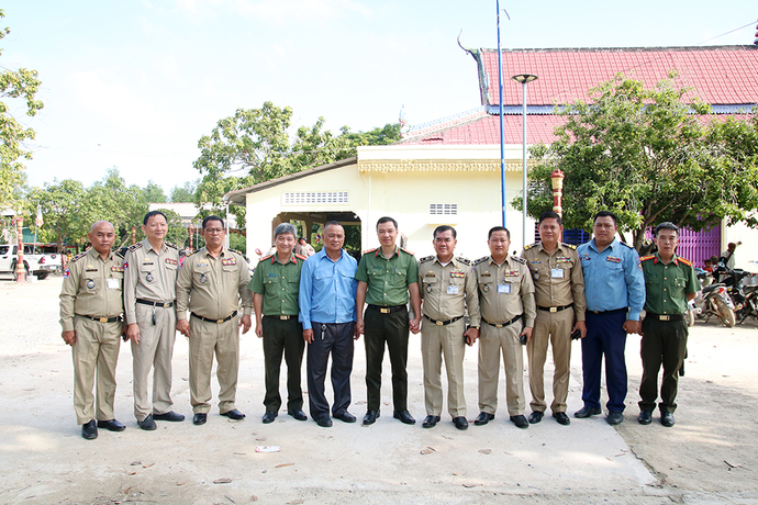 Đại tá Nguyễn Thanh Hà - Phó Giám đốc Công an tỉnh An Giang cùng các thành viên trong đoàn chụp ảnh lưu niệm với lực lượng Công an Campuchia.
