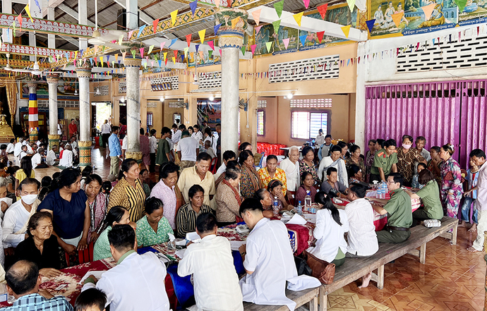 Quang cảnh buổi khám bệnh, cấp thuốc miễn phí và tặng quà tại xã Phrom Đen, huyện Kirivong, tỉnh Tà Keo, vương quốc Campuchia.