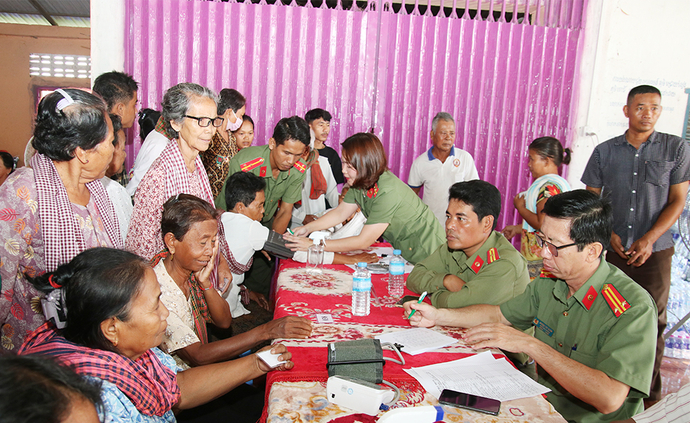 Các y, bác sỹ Bệnh xá Công an tỉnh An Giang khám bệnh cho người dân xã Phrom Đen, huyện Kirivong, tỉnh Tà Keo, vương quốc Campuchia.