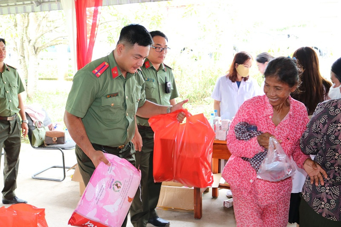 Đoàn trao tặng quà cho người dân xã Phrom Đen, huyện Kirivong, tỉnh Tà Keo, vương quốc Campuchia.