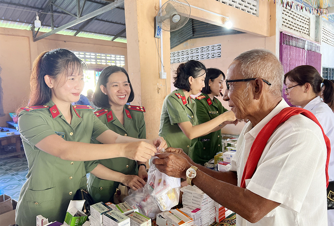 Các y, bác sỹ Bệnh xá Công an tỉnh An Giang phát thuốc cho người dân xã Preyslek, huyện Treang, tỉnh Tà Keo, vương quốc Campuchia.