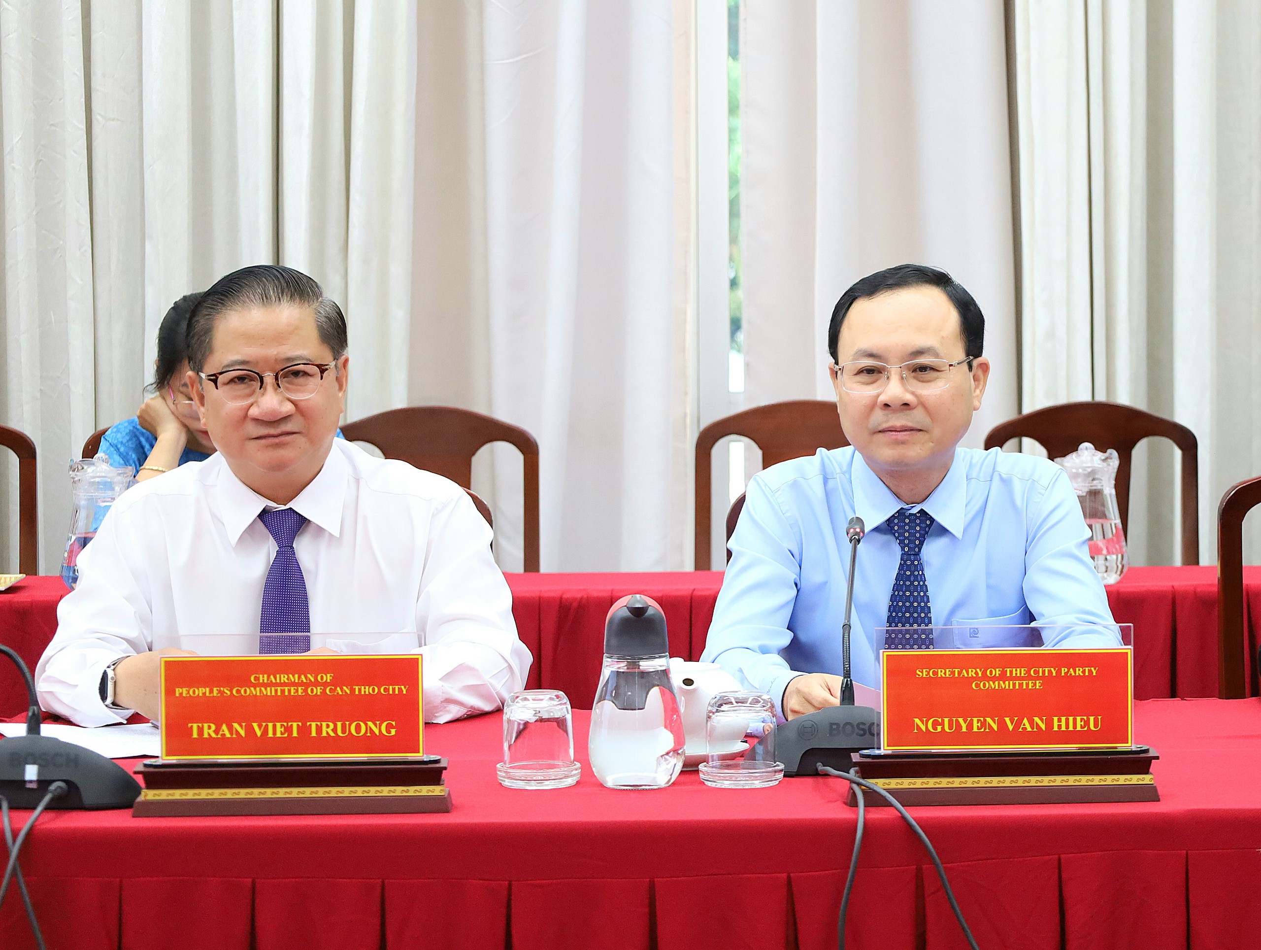 Ông Nguyễn Văn Hiếu - Ủy viên dự khuyết BCH Trung ương Đảng, Bí thư Thành ủy Cần Thơ (bìa phải) và ông Trần Việt Trường – Phó Bí thư Thành ủy, Chủ tịch UBND TP. Cần Thơ tiếp và làm việc với đoàn Tổng Lãnh sự Nhật Bản, Hoa Kỳ và Úc tại TP. Hồ Chí Minh.