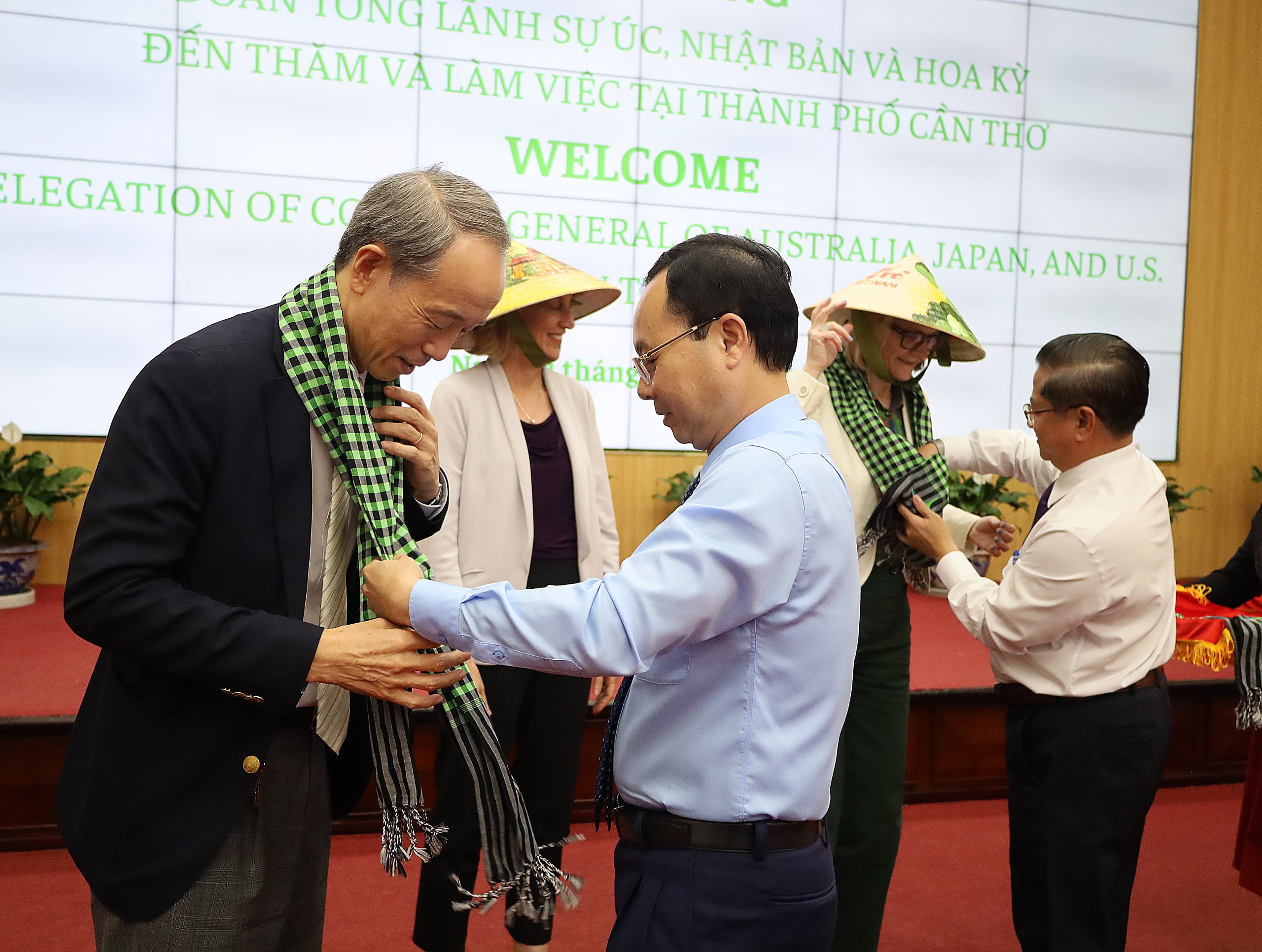 Ông Nguyễn Văn Hiếu - Ủy viên dự khuyết BCH Trung ương Đảng, Bí thư Thành ủy Cần Thơ tặng quà cho ngài Ono Masuo - Tổng lãnh sự Nhật Bản tại TP. Hồ Chí Minh.