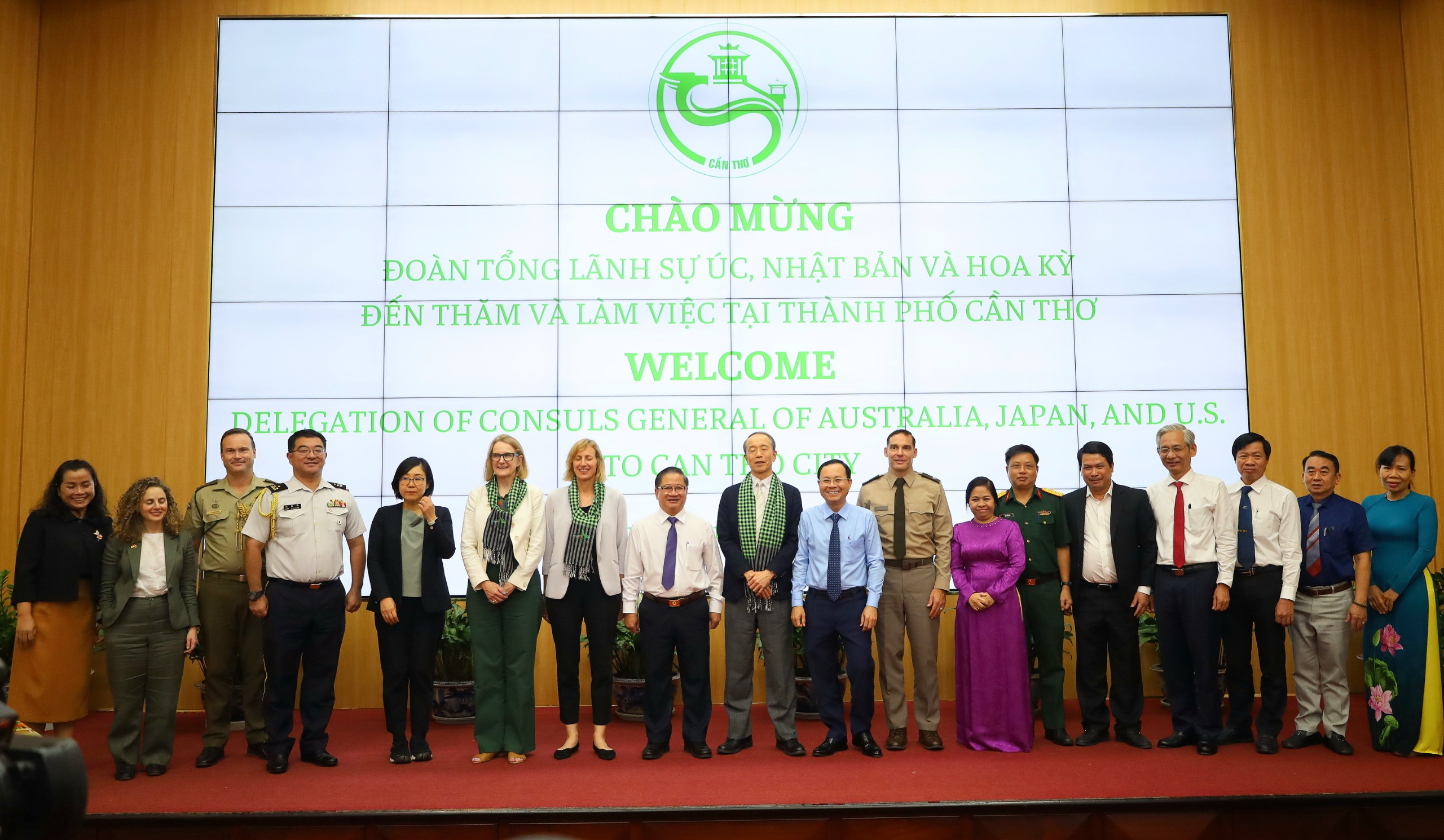 Các đại biểu chụp hình lưu niệm tại buồi làm việc.