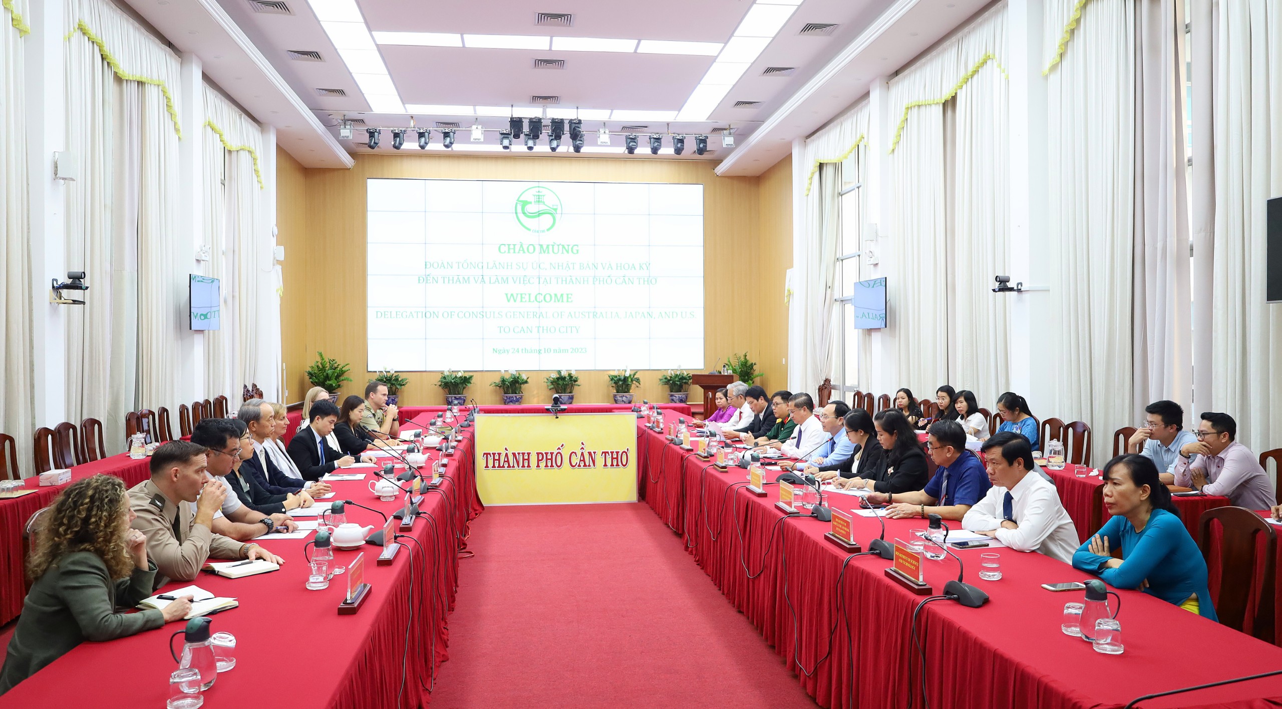 Quang cảnh buổi tiếp và làm việc với đoàn Tổng Lãnh sự Nhật Bản, Hoa Kỳ và Úc tại TP. Hồ Chí Minh.
