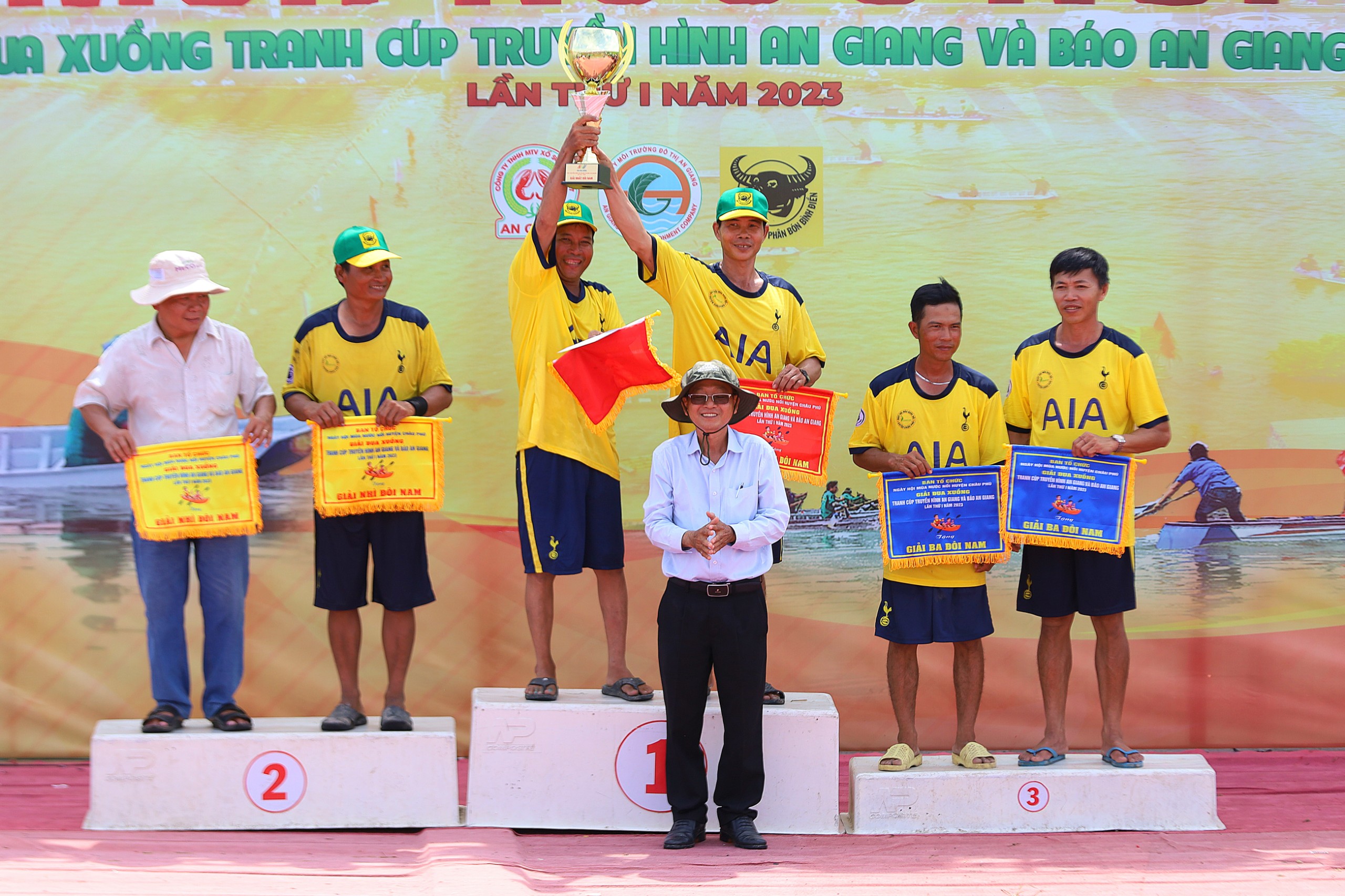 Ông Nguyễn Thành Tín - Phó Tổng Biên tập Báo An Giang trao giải cho các vận động viên xuất sắc nhất nội dung đôi nam.