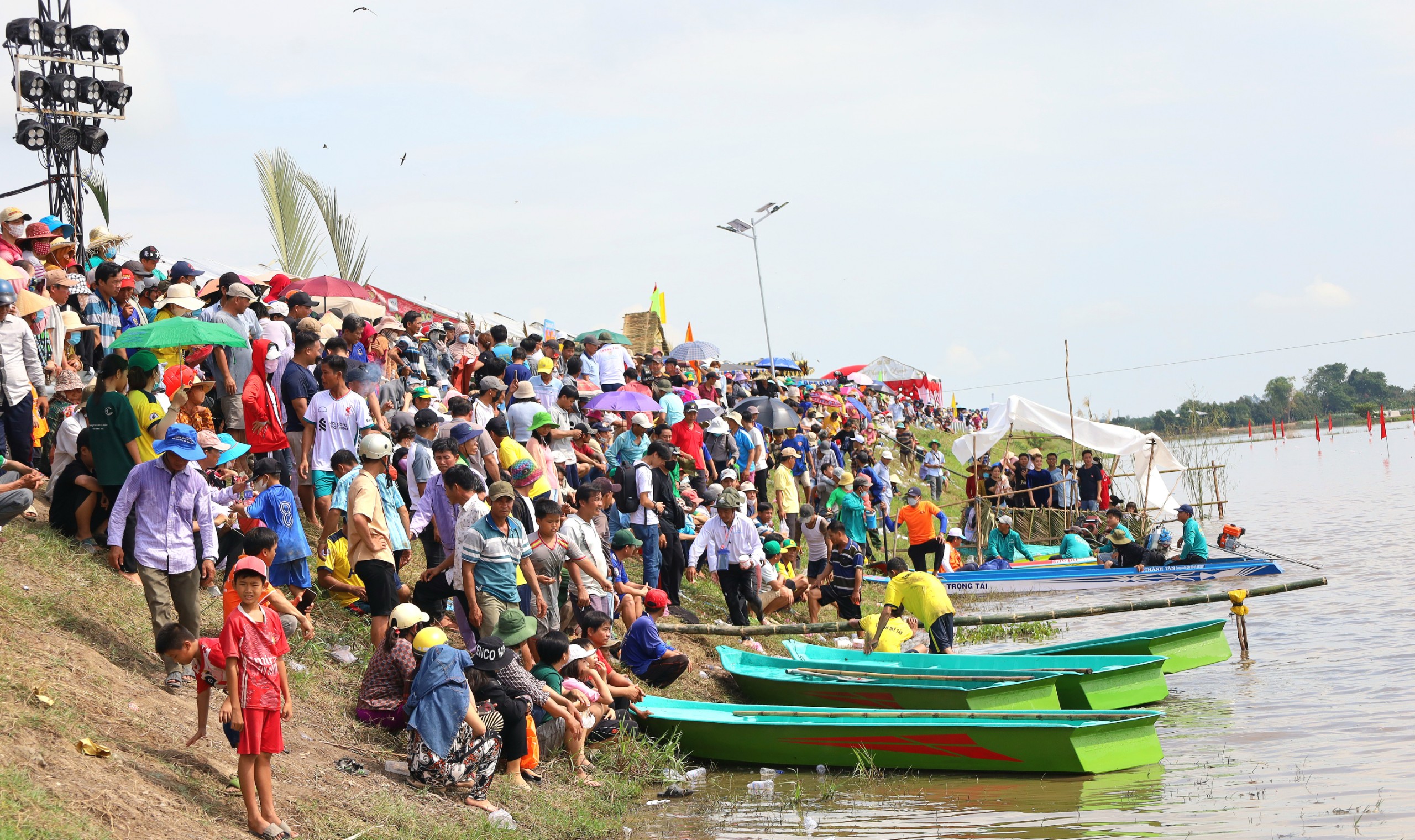 Ngay từ sáng sớm đã có hàng ngàn người dân địa phương, du khách đến chờ tham gia các hoạt động sôi nổi tại ngày hội.