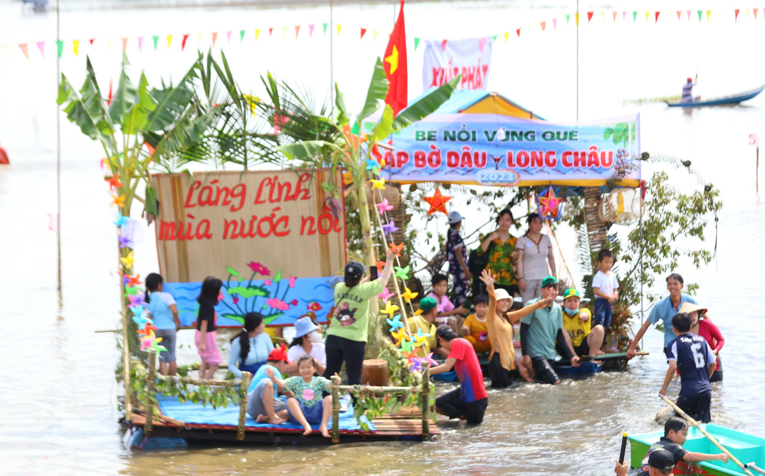 Ngày hội mang lại niềm vui cho người dân vùng nước nổi.